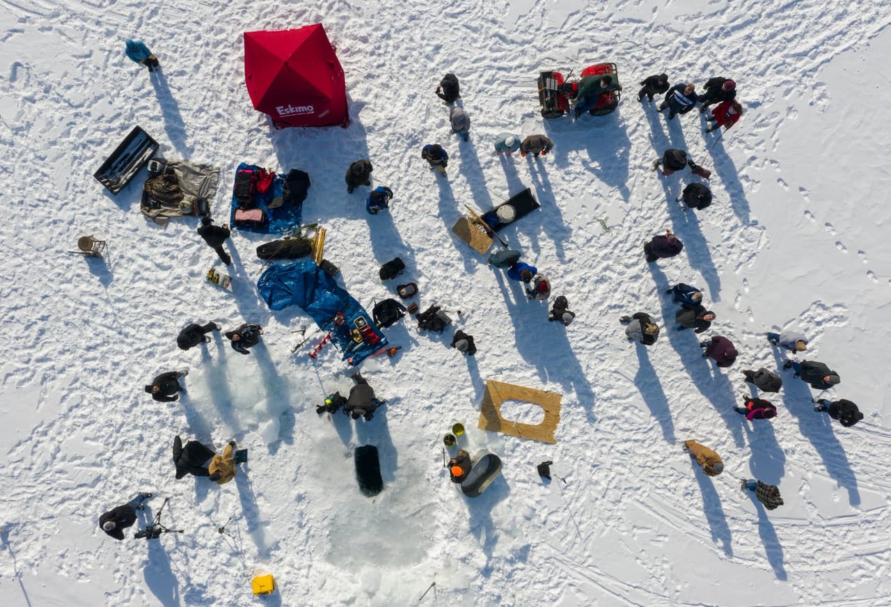 El pasado 9 de marzo los visitantes llegaron a la ciudad de Petoskey, ubicada en la bahía Little Traverse Bay, para ver la escultura, con ayuda de una iluminación subacuática.