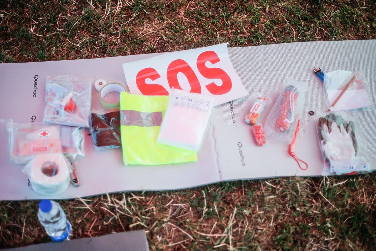 <b>9. Arma un botiquín de primeros auxilios vehicular</b>. No olvides incluir el cargador para el teléfono celular, herramientas, fusibles de repuesto, triángulo de seguridad, sellador de neumáticos, aceite de motor, fluido anticongelante, gato mecánico, juegos de cables para auxilio de la batería, linterna con baterías extra, un radio a baterías, lápiz, papel y un botiquín de primeros auxilios. También puedes incluir un mapa que te ayude a llegar a tu destino, dado que durante las tormentas el GPS tiende a fallar o que pierda la conexión por completo.