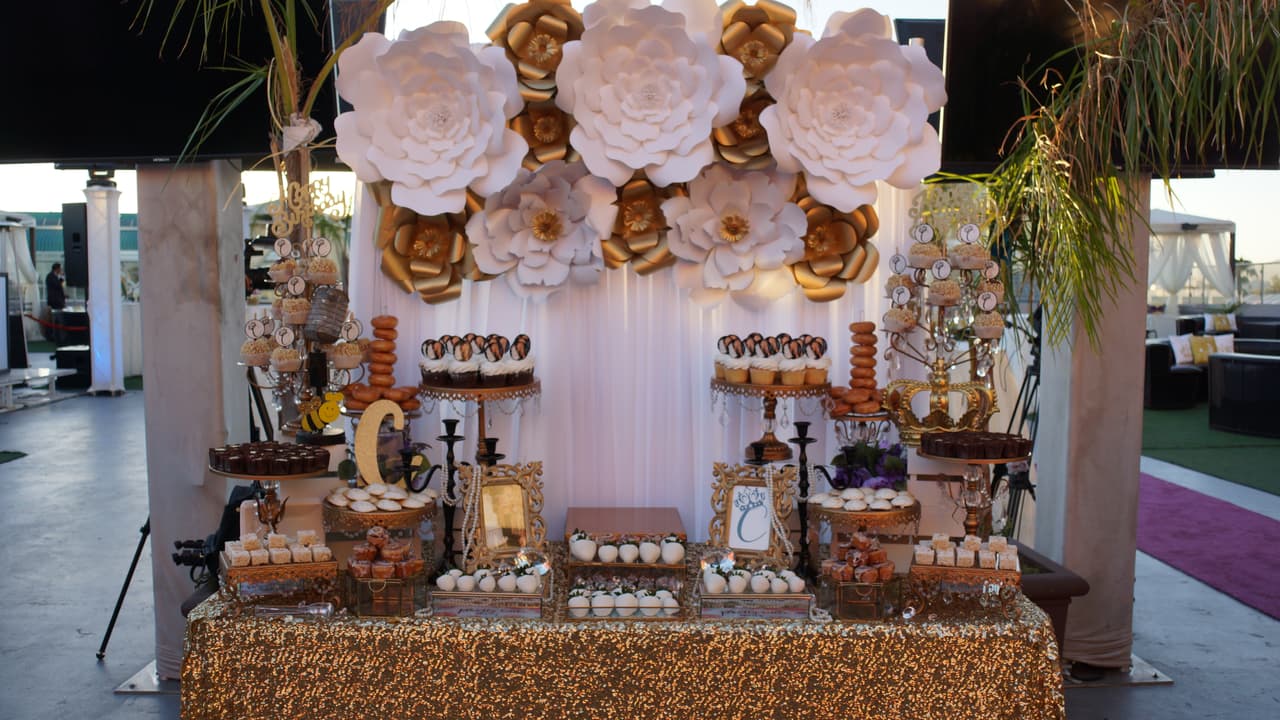 Había también una mesa de postres que tenía la letra 'C' de Chiquis; cada detalle estaba muy bien cuidado.