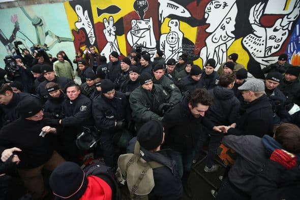 Unas 5 mil personas se manifestaron este domingo en la capital alemana en contra del polémico plan para desmantelar una parte de la conocida "East Side Gallery", el tramo del Telón de Acero decorado con murales de artistas internacionales, según datos de la policía local.