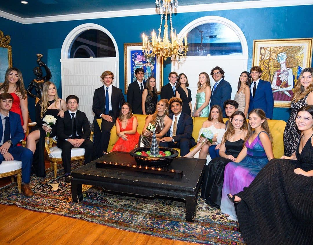 Y no perdió la oportunidad de compartir otra imagen donde aparecen los compañeros de su hija en traje formal para el baile de invierno.