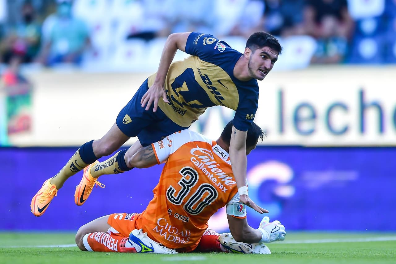 Los descuidos en la recta final del primer tiempo se quedaron cerca de convertirse en goles de Pumas. Los del Pedregal encontrarían el 0-2 sobre la hora con un frentazo de Gustavo Del Prete, quien se estrenó como goleador en la liga.