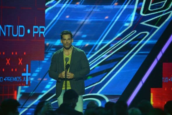 Cristian de la Fuente fue el encargado de otorgar el premio de Ícono de Generaciones a Don Francisco.