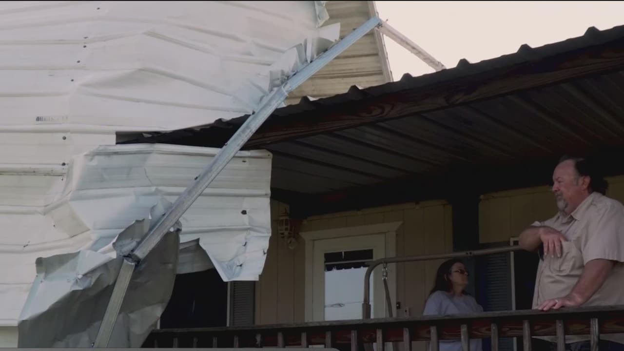 La intensa tormenta que atravesó la región este lunes dejó múltiples daños materiales en varias propiedades. Bomberos en Alvarado y Venus salieron a combatir un fuego y también atendieron emergencias por tornados.