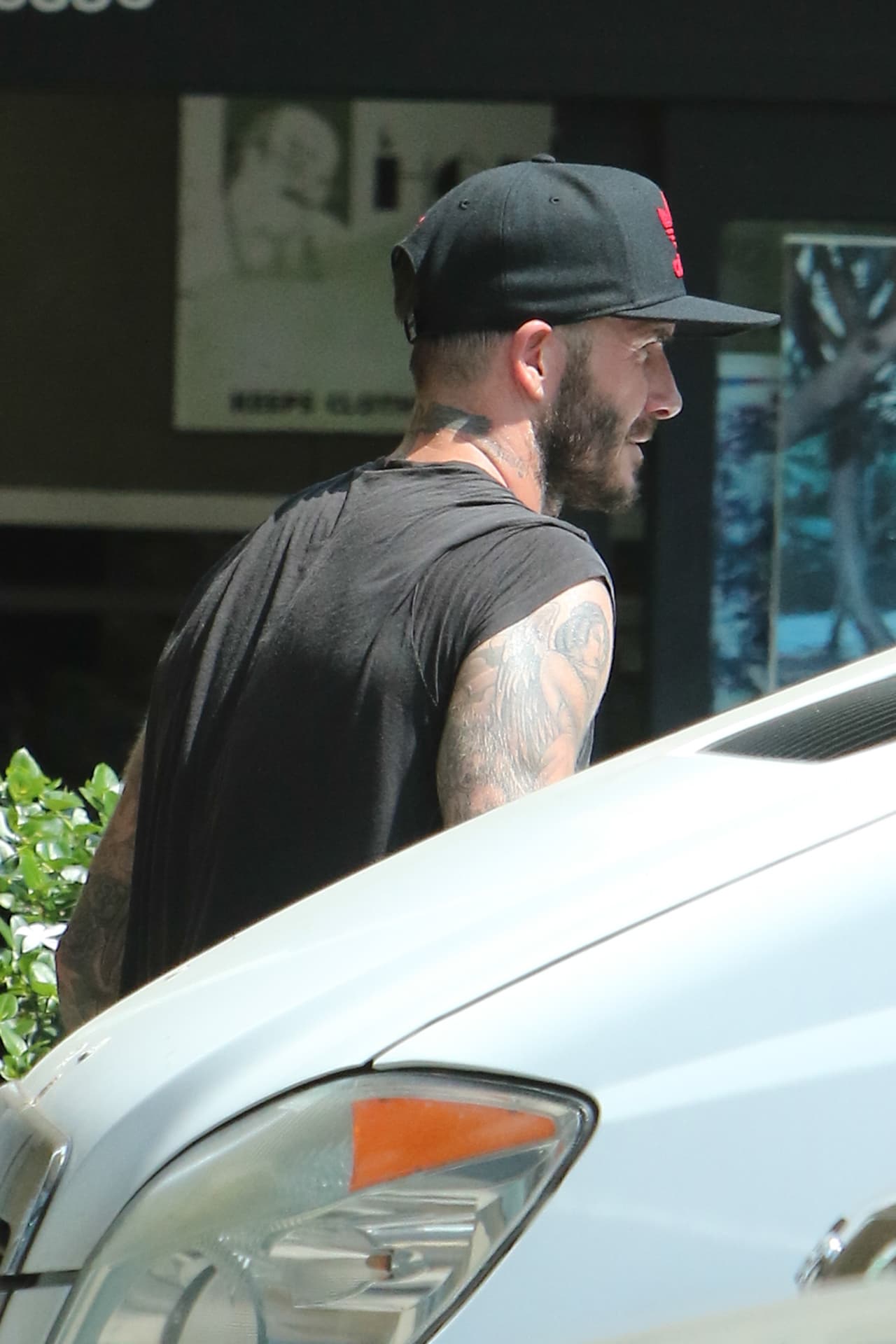 David salió de la tienda y fue seguido por una chica.