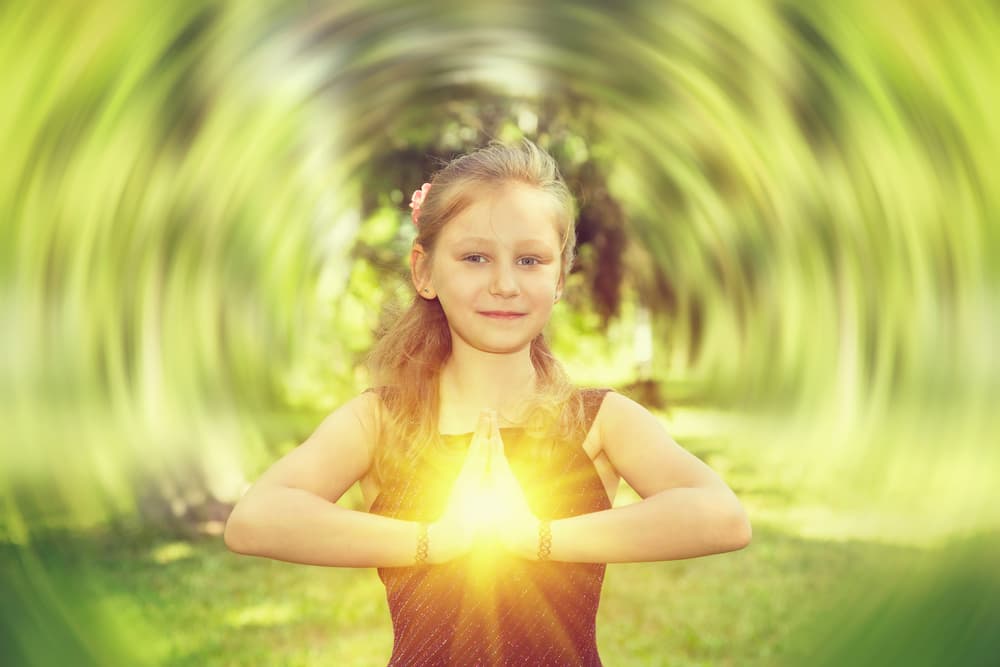 Cuando usamos un color armonizado con la energía que procede del entorno estamos mandando esa vibración a través del nervio óptico a nuestro cerebro que a su vez la registra y según la teoría de los colores cada longitud de onda va a repercutir en nuestro estado de ánimo.