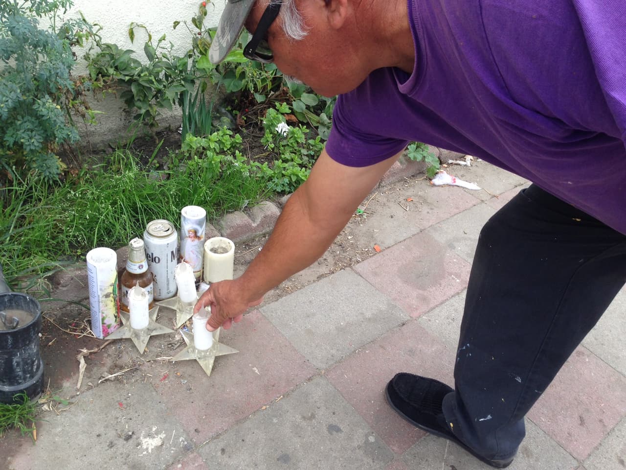 Un altar indica el sitio donde cayó muerto a tiros un hispano en la ciudad de Compton, California.