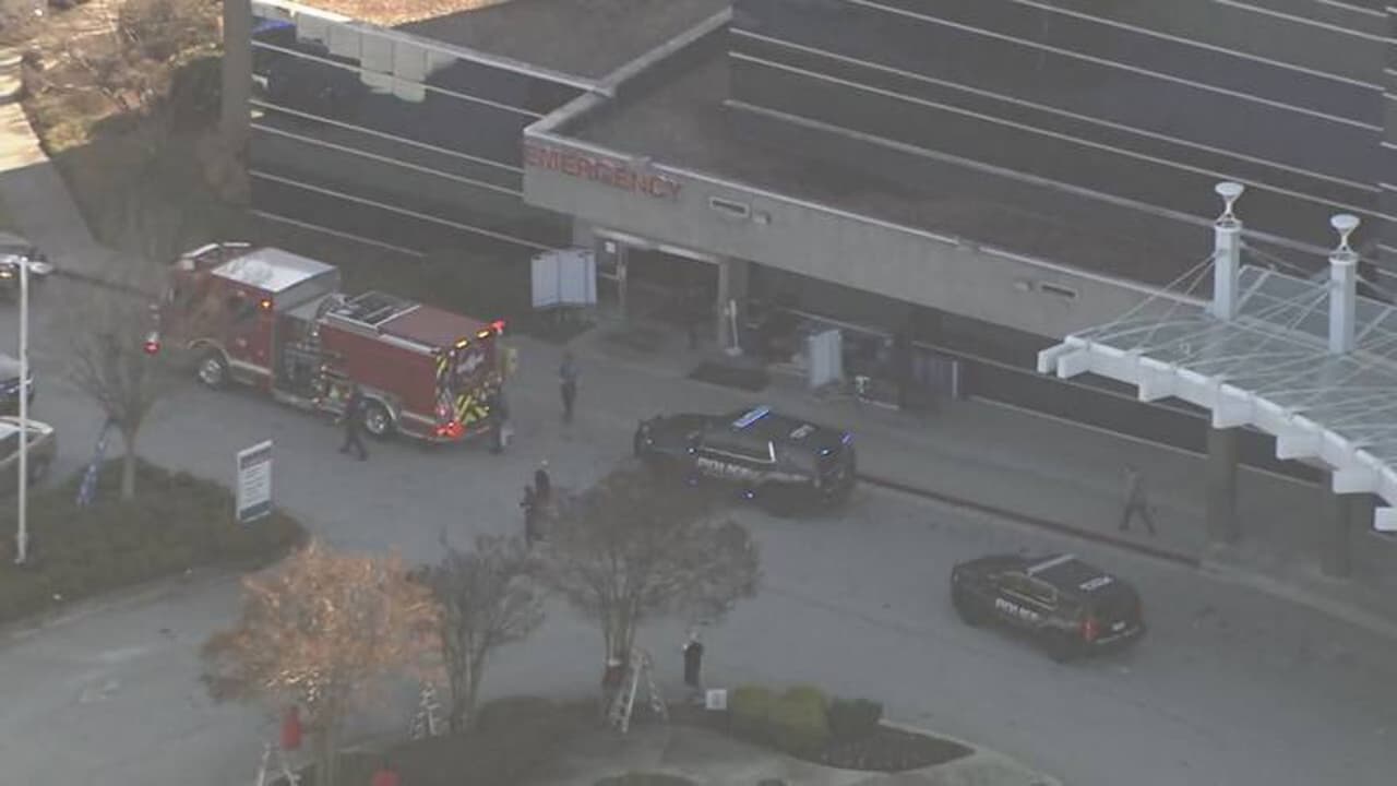 Reportan que un automóvil se estrelló con la sala de emergencias del Hospital Emory Hillandale