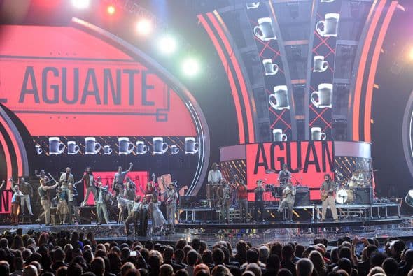 Y fue con su tema ‘El Aguante’ que dieron inicio a Latin GRAMMY.