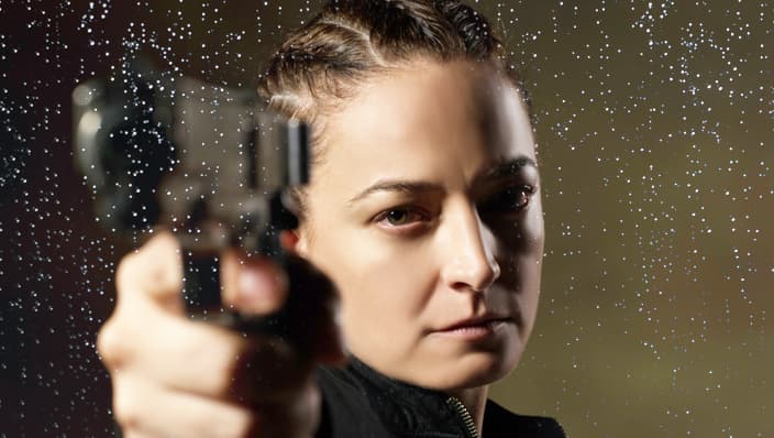 'Luisa' es lesbiana y tiene un carácter muy rudo, hace lo que sea por demostrarle su lealtad al patrón, sin importarle si tiene que agarrarse a golpes con un hombre, como lo hizo con 'Fausto'.