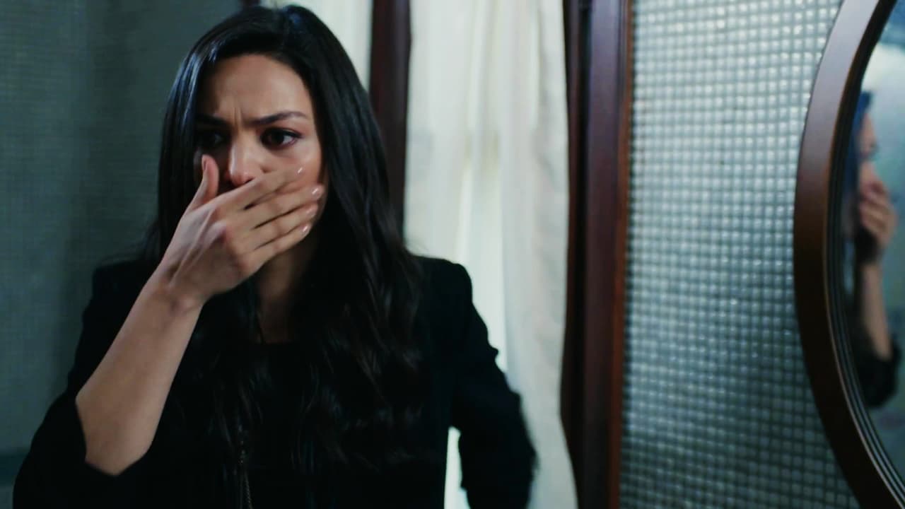 Después de la prueba falsa de embarazo que compró para chantajear a Ozan, Zeynep se quedó sin palabras, pues realizó otra donde descubrió que sí está esperando un bebé.