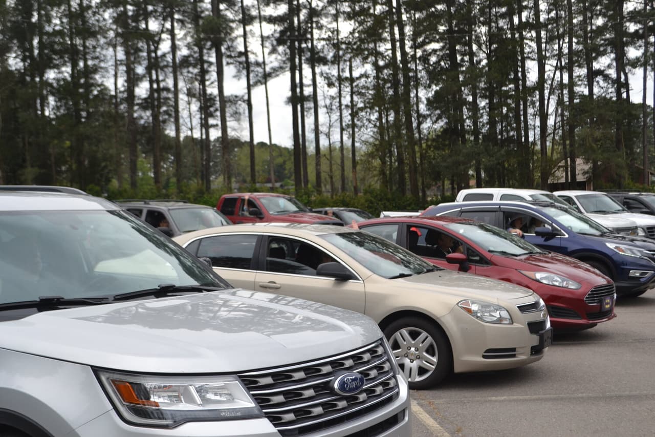 Desde mediados de marzo las iglesias comenzaron a cerrar sus puertas para cumplir con la normativa estatal. La congregación de personas ha sido limitada por el gobernador de Carolina del Norte, quien ha dicho que estas medidas buscan desacelerar el brote del covid-19.