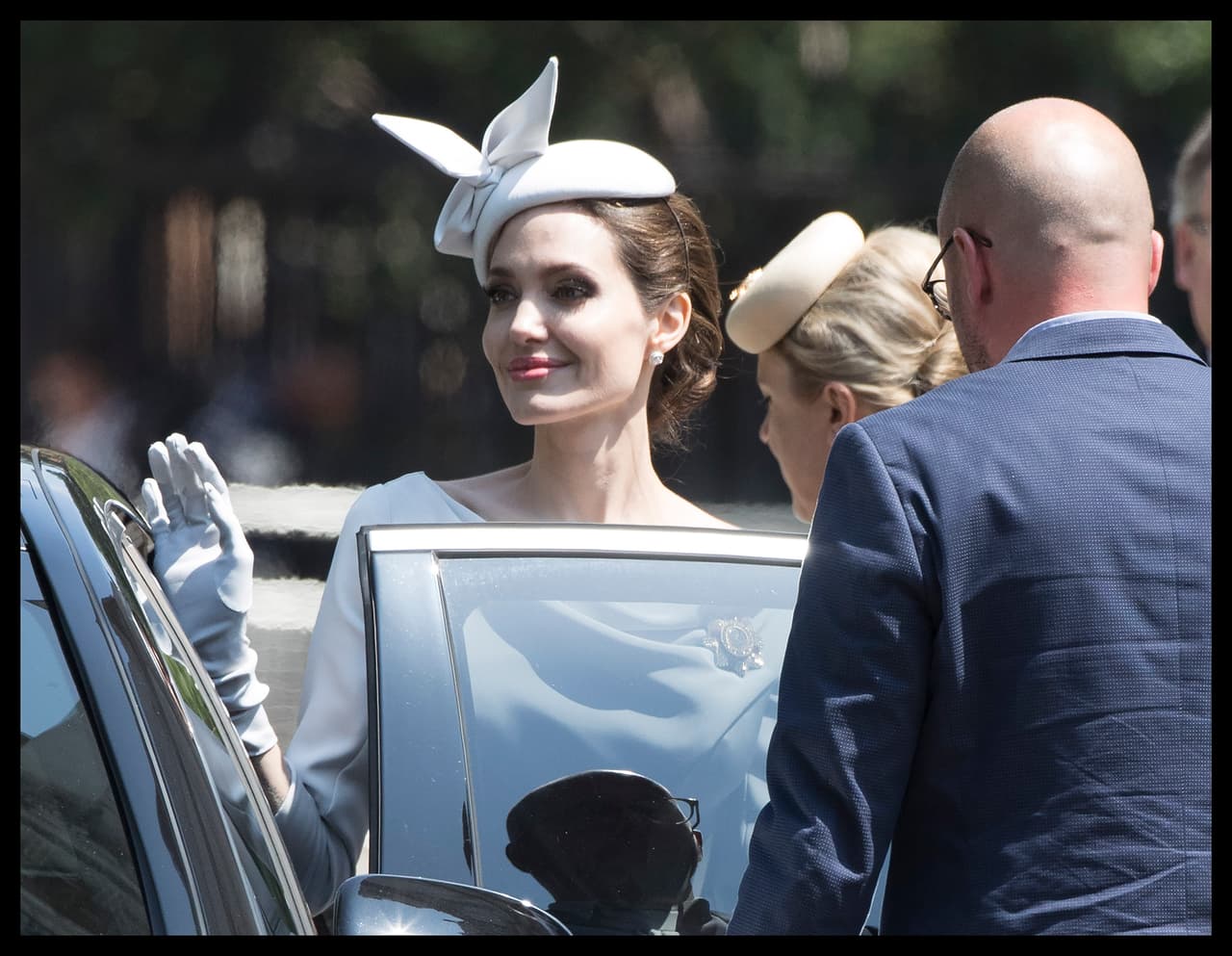 Si hace unas semanas la esposa del príncipe Harry recordaba a Jolie con un vestido capa, ahora parece que la inspiración se produce a la inversa con este último look de la Embajadora de la Buena Voluntad de las Naciones Unidas.