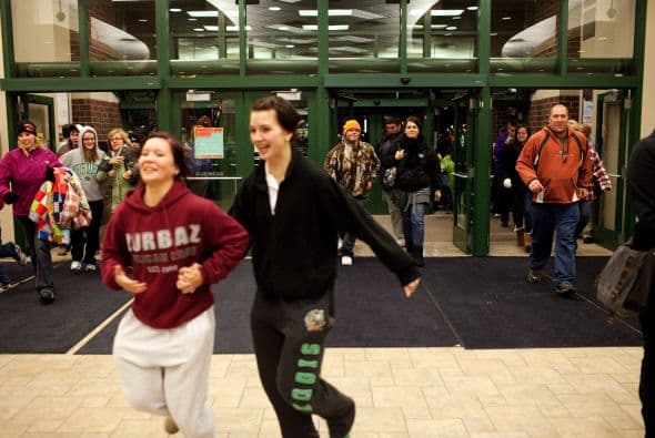 Como cada Viernes Negro las tiendas se llenaron de miles de personas con una sola intención: comprar a los mejores precios. Sin embargo, no todo fue color de rosa para los compradores ya que también hubo algunos accidentes violentos.