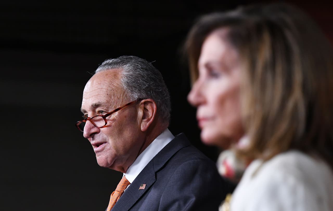 Trump habla de medidas unilaterales si no se logra un paquete de ayuda