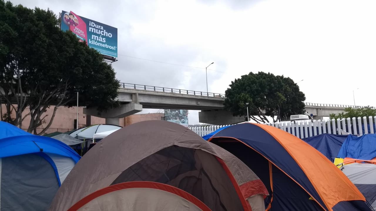Allí duermen en carpas y se arropan con cobijas que les han donado.