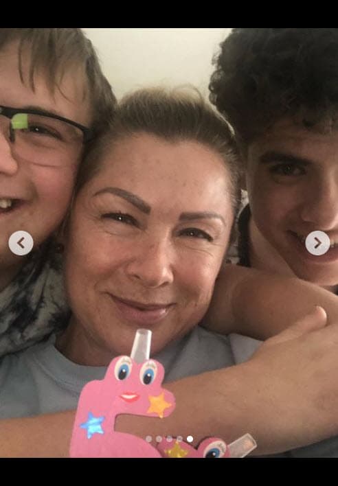 En esta otra foto 
<b><a href="https://www.univision.com/famosos/lety-calderon-revela-que-su-hijo-carlo-tuvo-una-postura-de-odio-hacia-su-padre-juan-collado-fotos" target="_blank">también aparece Carlo</a></b>, de 17, junto a su hermano y la actriz mientras los tres sonríen ante tan conmemorativa fecha. 
<br>