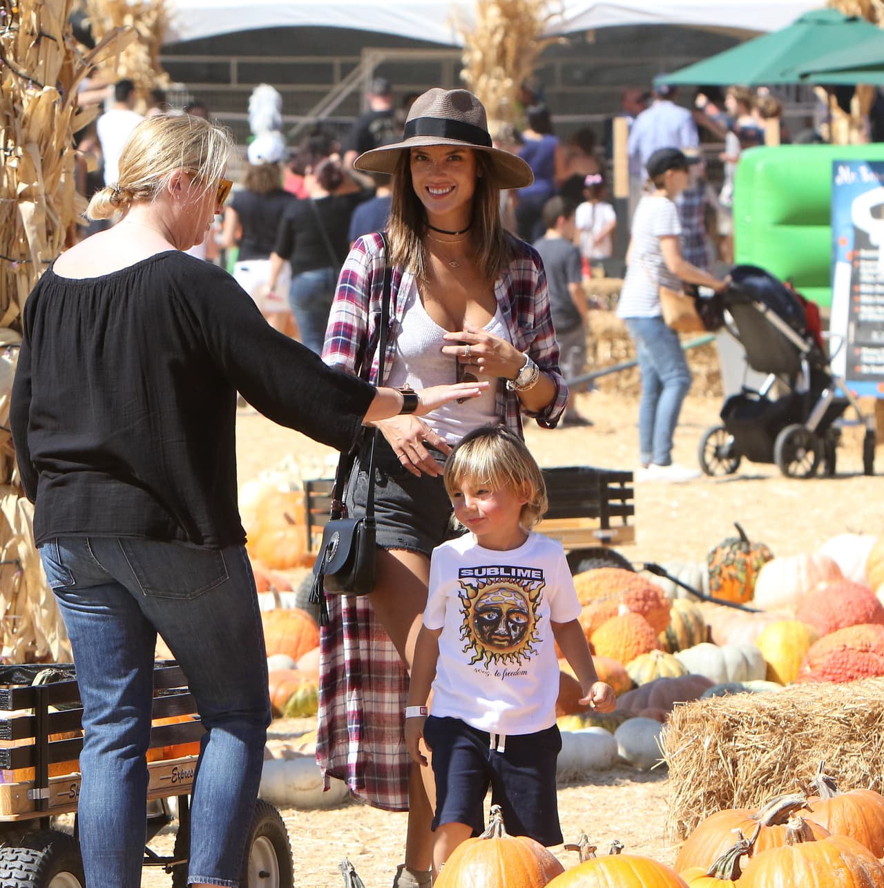 Llegó una de las épocas más lindas del año y Alessandra Ambrosio lo sabe.