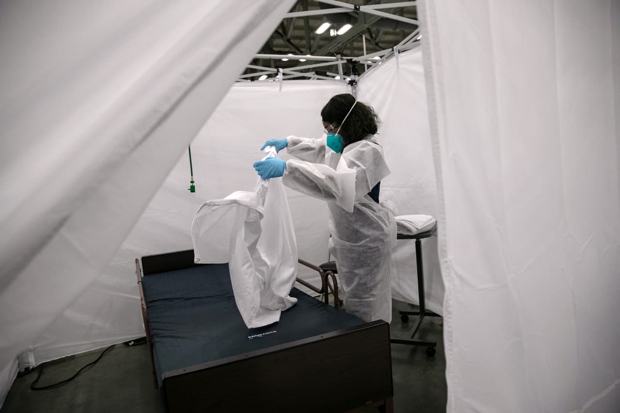 El condado de Travis, donde se sitúa Austin, ocupa el sitio 15 entre los que tienen mayor población en Texas, pero las cifras de contagio de covid-19 lo colocan en el número 13 de todo el estado. El condado, de un millón de habitantes, 
<a href="https://coronavirus-disasterresponse.hub.arcgis.com/datasets/39e4f8d4acb0433baae6d15a931fa984" target="_blank">suma más de 39,297 casos y al menos 492 muertes</a>. 
<br>
<br>Desde que se declaró el estado de emergencia por la pandemia, Texas ha registrado 1.3 millones de contagios y al menos 22,000 fallecimientos de acuerdo con cifras del gobierno texano. En la imagen, una enfermera prepara una cama para un paciente de la enfermedad en el Centro de Convenciones de Austin el 7 de agosto de 2020.