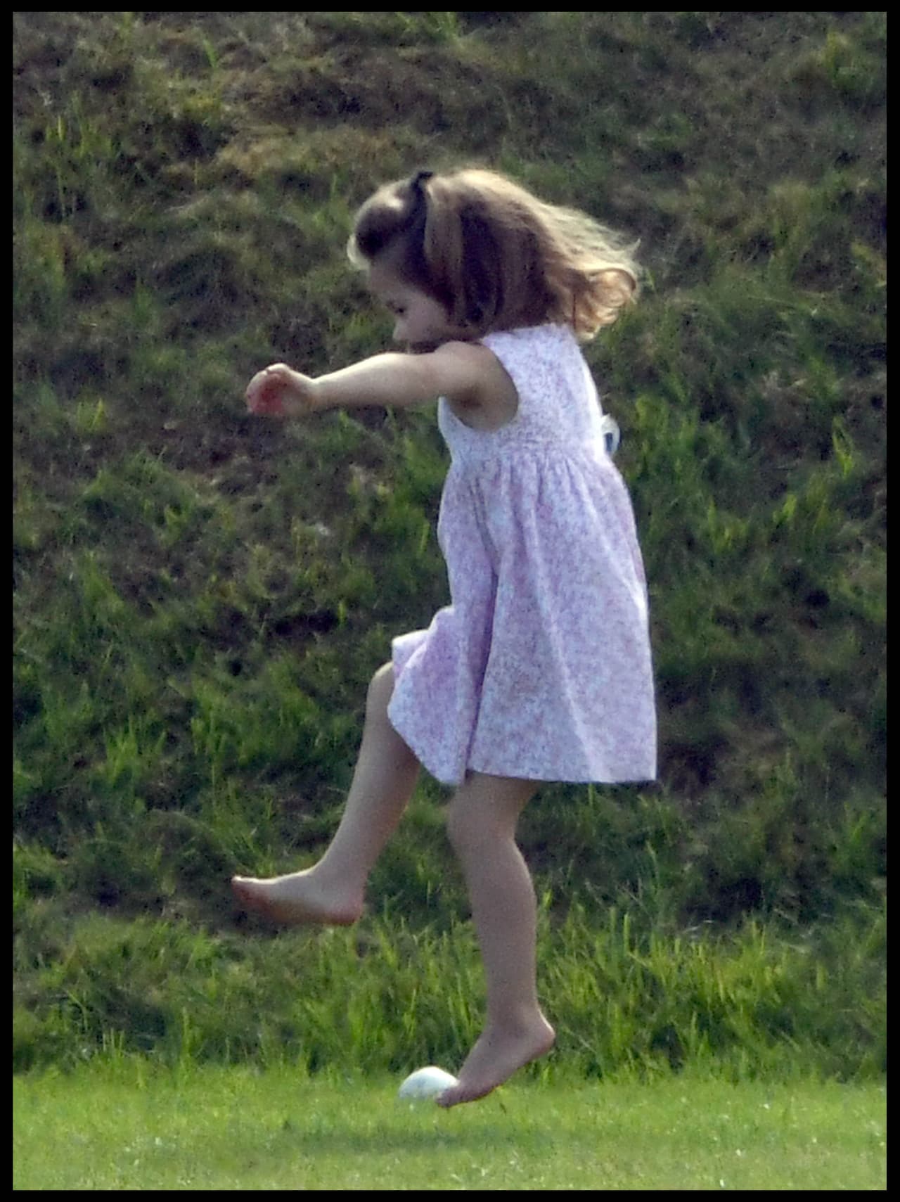 La adorable princesa Charlotte, por su parte, parecía estar contagiada con
<a href="https://elfutboleslodemenos.blogs.univision.com"><b>la fiebre de la copa mundial de Fútbol</b></a>, pues intentó marcar su gol aunque no logró pegarle a la pelota.