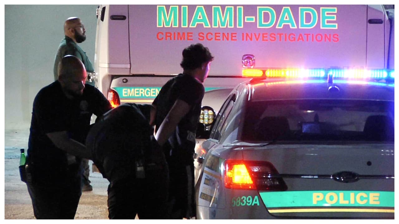 Adolescentes disparan a policías de Miami-Dade desde un carro: son detenidos tras una persecución