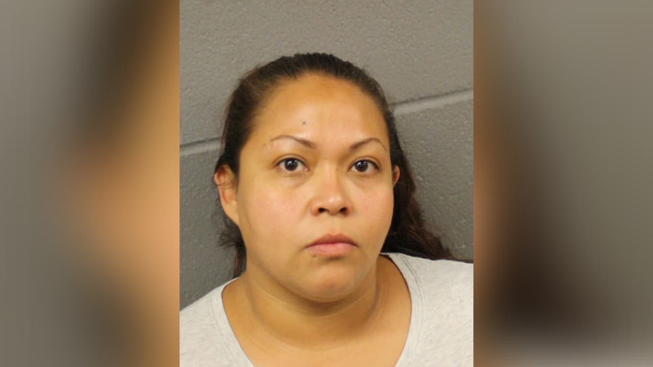 Danielle Lee Martinez, está acusada de fraude con tarjetas de crédito y débito.