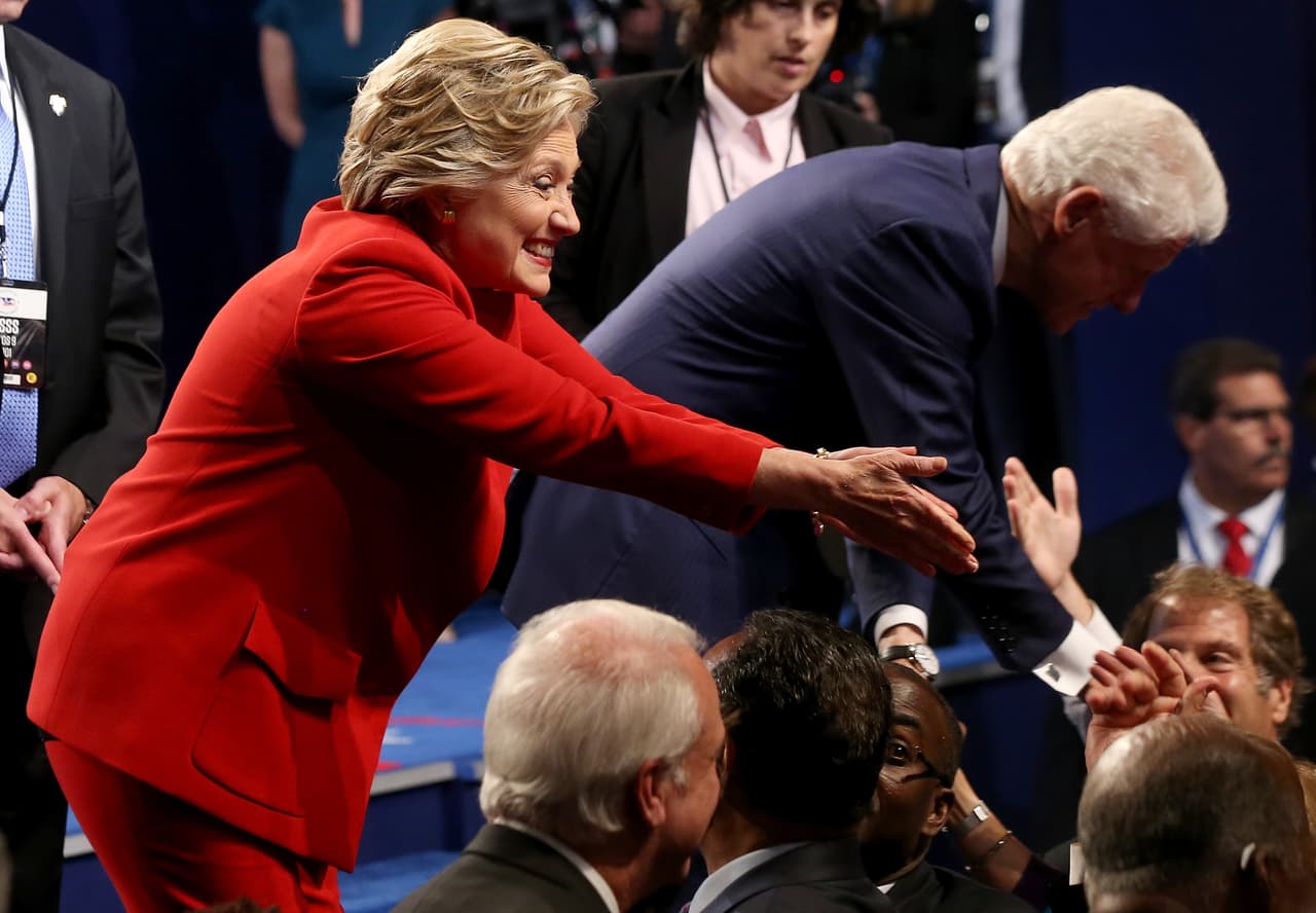 Los Clinton se despiden de los presentes, Hillary muy expresiva.