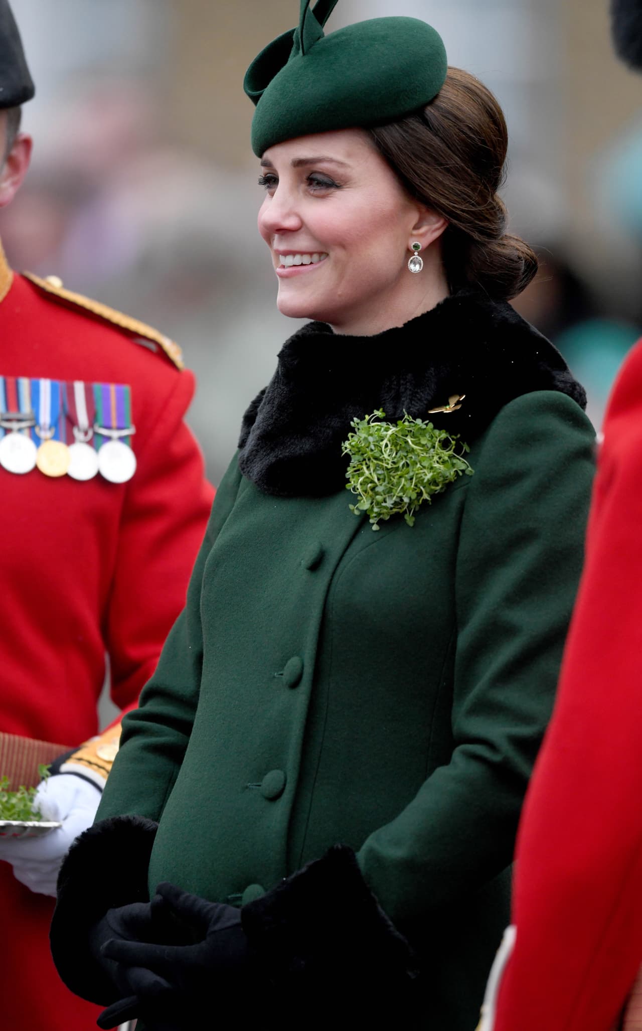 La duquesa (que tiene seis meses y medio de embarazo) vestía un elegante abrigo verde, tocado de Gina Hoster a juego y unos tacones de ante de Tod's.