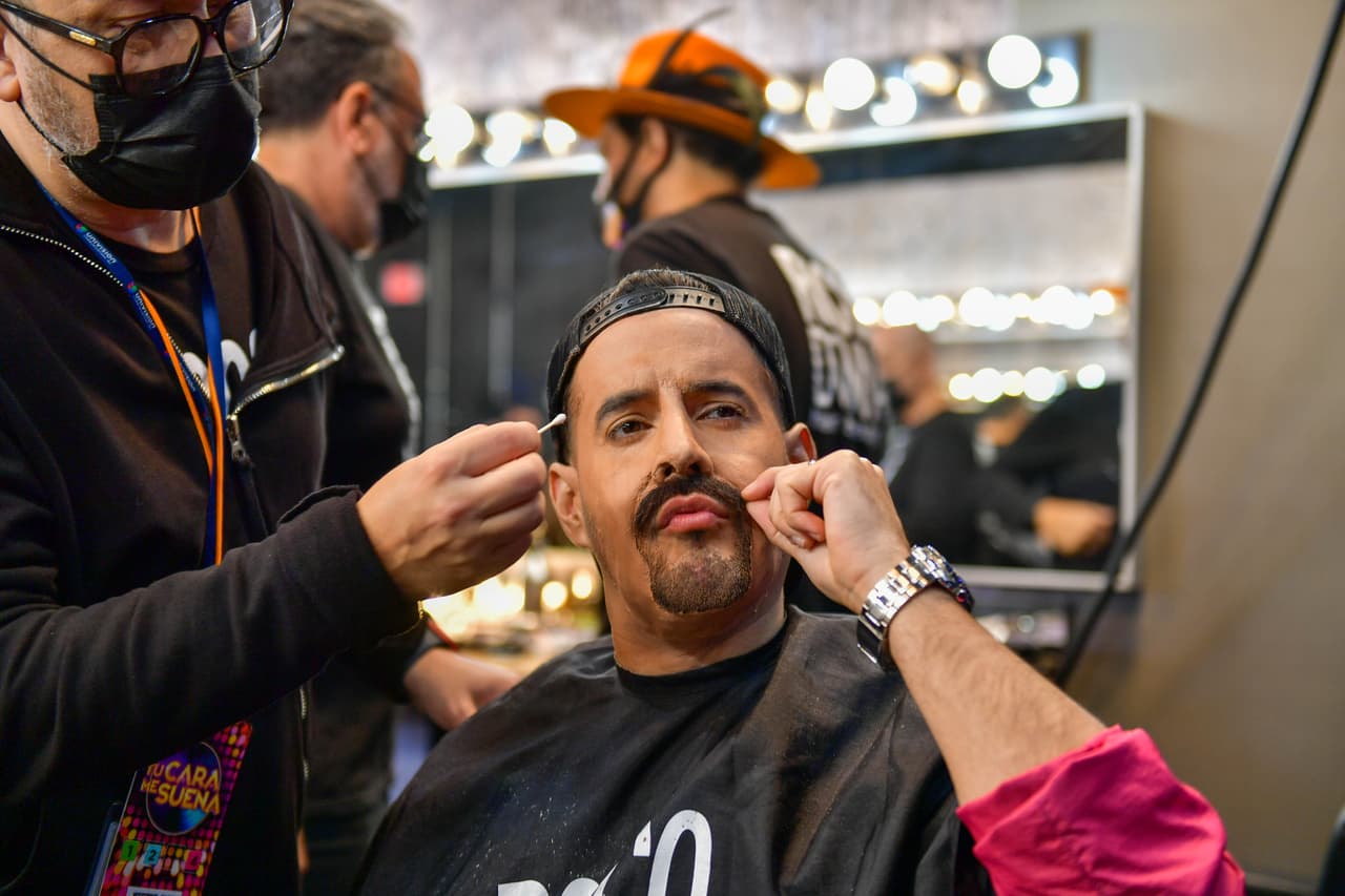 Manny Cruz, 
<b><a href="https://www.univision.com/shows/tu-cara-me-suena/manny-cruz-es-el-ganador-de-la-primera-gala-de-tu-cara-me-suena-video" target="_blank">ganador de la primera gala</a></b>, apareció transformado en Juan Luis Guerra para lo cual le fueron colocados bigote y barba.