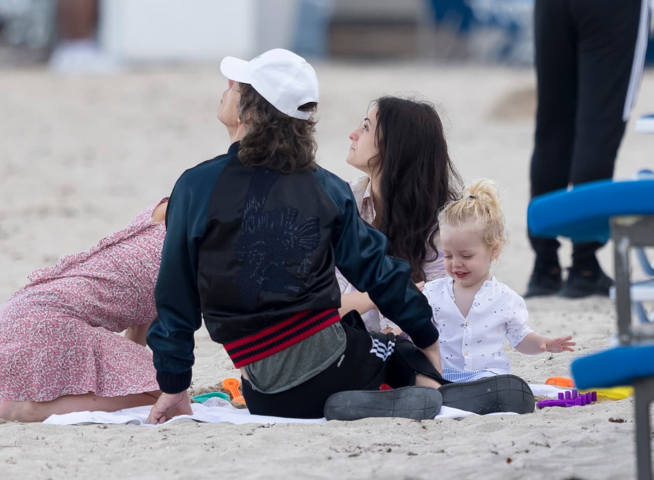 Mick Jagger también estuvo acompañado de su hijo más pequeño, Deveraux, quien disfrutó a su padre mientras jugaban en la arena.