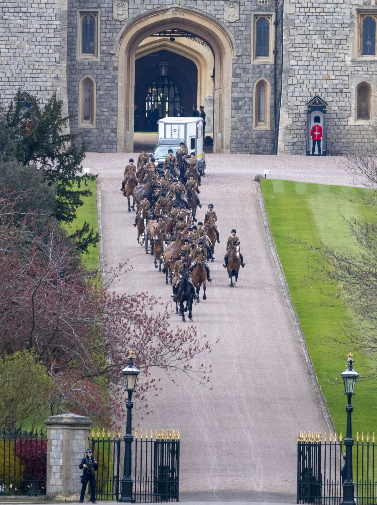 Los 30 invitados al servicio y la reina usarán mascarilla. Ella se sentará sola, debido a las restricciones impuestas por el Covid.