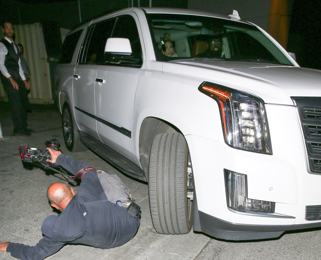 <b>Varios medios</b> informaron que el conductor le reclamó a los paparazzi. "¿Ven
<b><a href="https://www.univision.com/entretenimiento/justin-bieber-atropella-con-su-camioneta-a-un-paparazzo-de-57-anos"> lo que pasa cuando disparan todos los flashes</a></b> (de sus cámaras)? No puedo ver a dónde voy", les habría dicho.