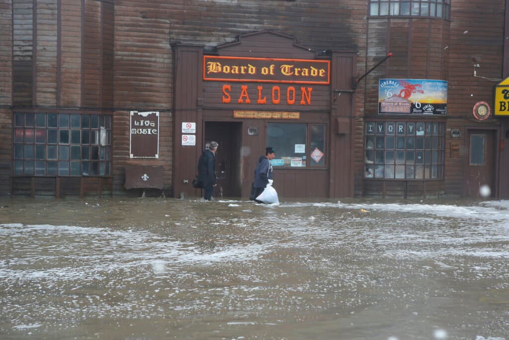 Por el momento
<b>no hay reportes de muertos o lesionados a causa de la tormenta</b>, dijo Jeremy Zidek, portavoz del Departamento de Seguridad Nacional y Gestión de Emergencias de Alaska. Las autoridades habían advertido que
<b>algunos lugares podrían registrar las peores inundaciones en 50 años</b> y que las aguas tardarían hasta 14 horas en bajar de nivel.
