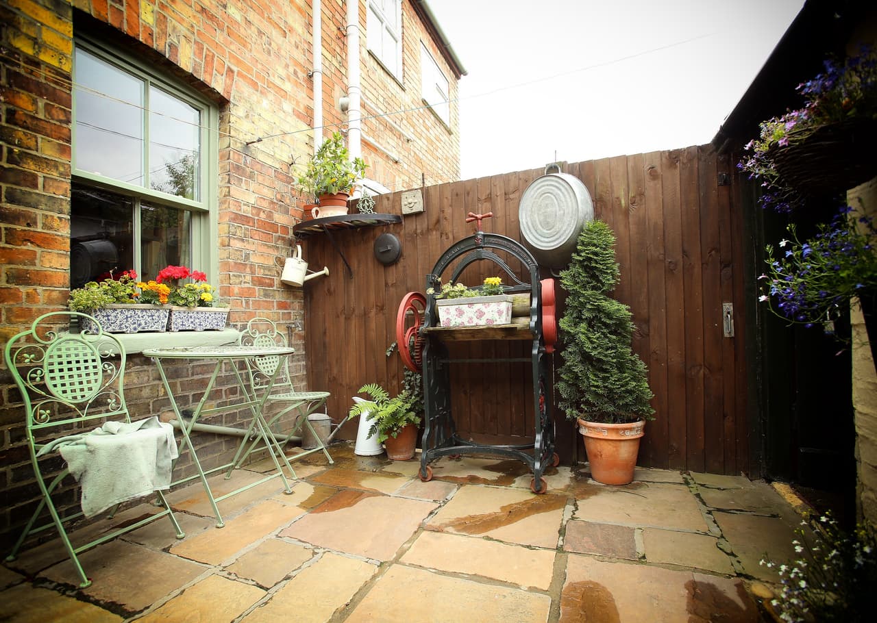 Incluso el patio está lleno de decoración bella e impensable.