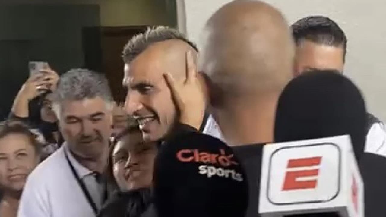 Nahuel Guzmán acude a la UANL y una estudiante le roba beso