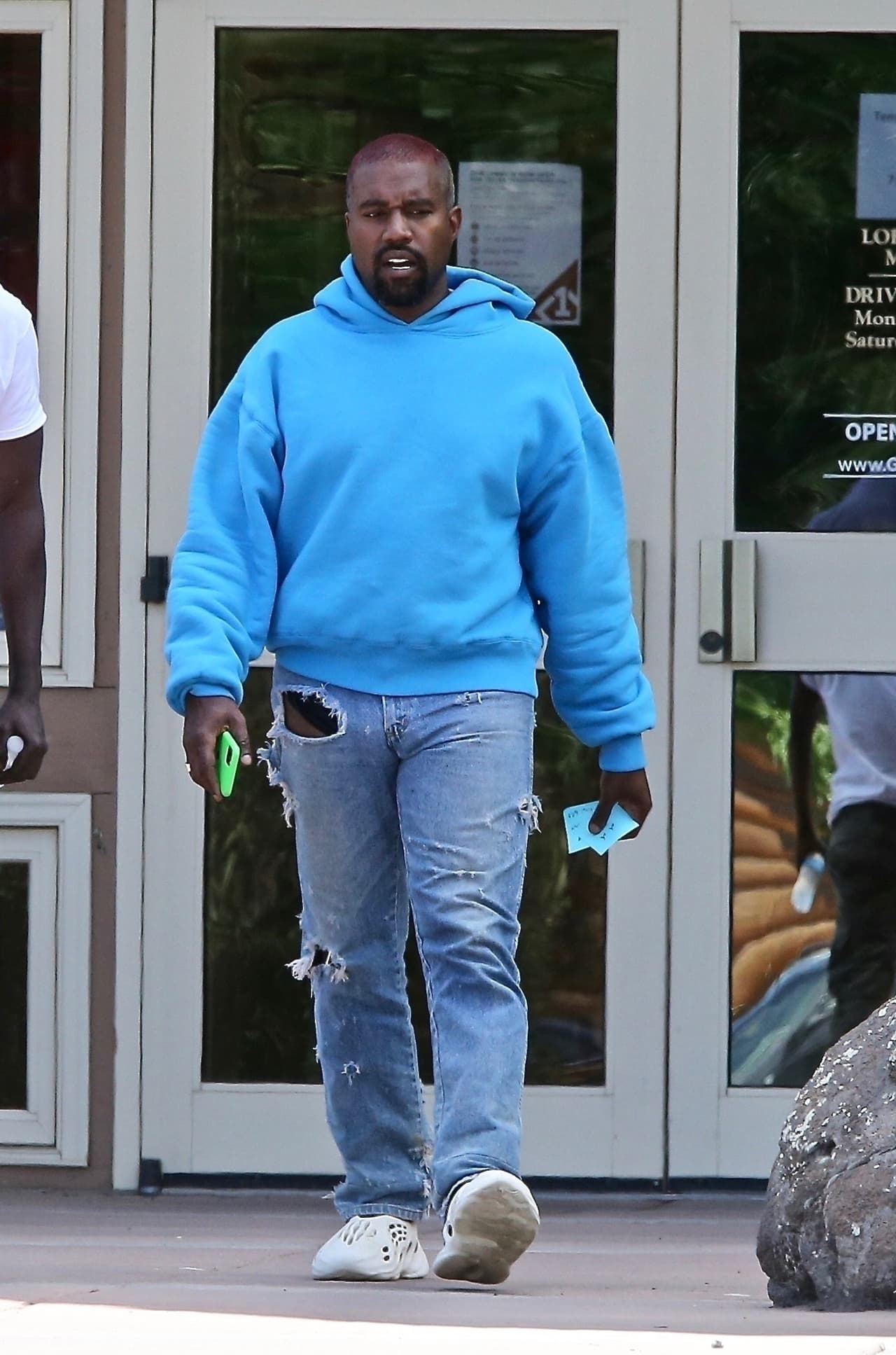 La mañana del sábado 25, y antes de acudir al hospital para solicitar ayuda médica, Kanye West publicó un tuit de disculpas dedicado a ella. 
<br>