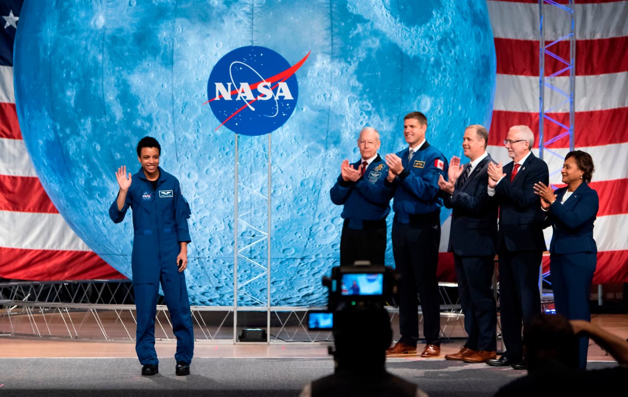 En la imagen, Watkins saluda en el 
<i>Johnson Space Center</i> en Houston, Texas, en enero de 2020. En ese momento se graduó junto con un grupo del programa Artemis, una misión de la NASA en la Luna y Marte.