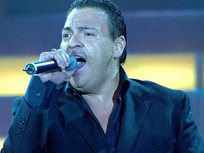 "Gracias por la preocupación, el problema no fue un asunto de fraude sino un adeudo con la Comisión Federal de Electricidad por los cobros tan excesivos que tienen por su servicio", dijo.