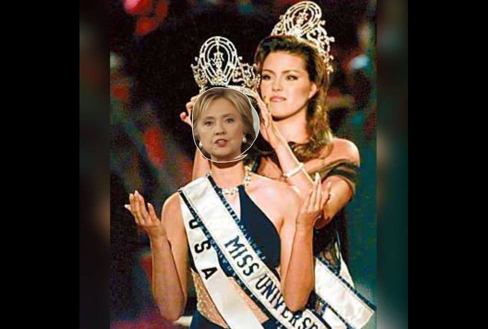 La ex Miss Universo Alicia Machado cediendo su corona a la nueva reina.