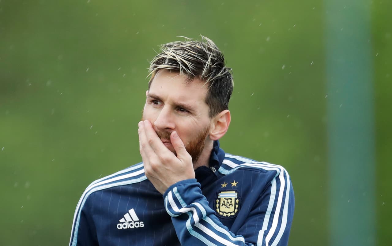 El delantero argentino Lionel Messi en un entrenamiento Buenos Aires, Argentina, el domingo 13 de noviembre de 2016. (AP Foto/Natacha Pisarenko)