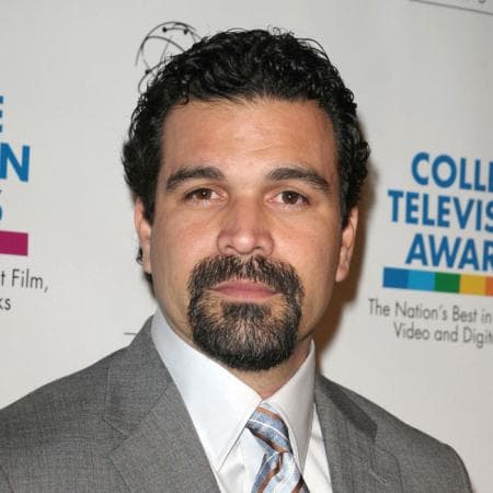 Después que Huffman fue sentenciada, su compañero actor en 'Desperate housewives', Ricardo Chavira, arremetió contra la condena calificándola como "privilegio de blancos". Agregó que él presenció oportunidades similares durante su tiempo en la comedia.