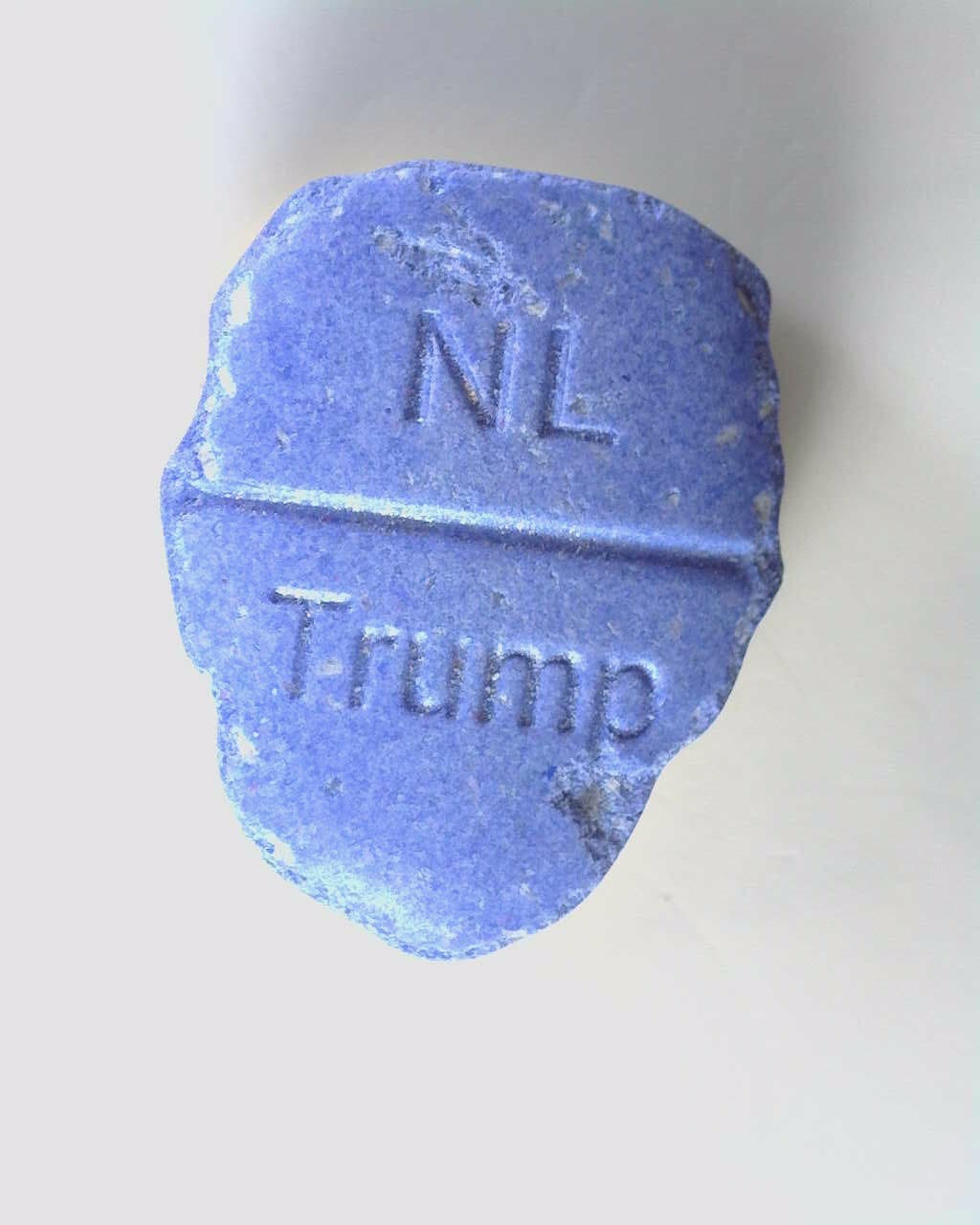 Esta fotografía sin fecha, facilitada por el Instituto Trimbos de Salud Mental y Adicciones, muestra una pastilla que presenta la imagen del presidente estadounidense Donald Trump en una cara y, en la otra, las siglas "NL" y el nombre "Trump" grabados en la superficie. (Instituto Trimbos de Salud Mental y Adicciones vía AP)
<br>