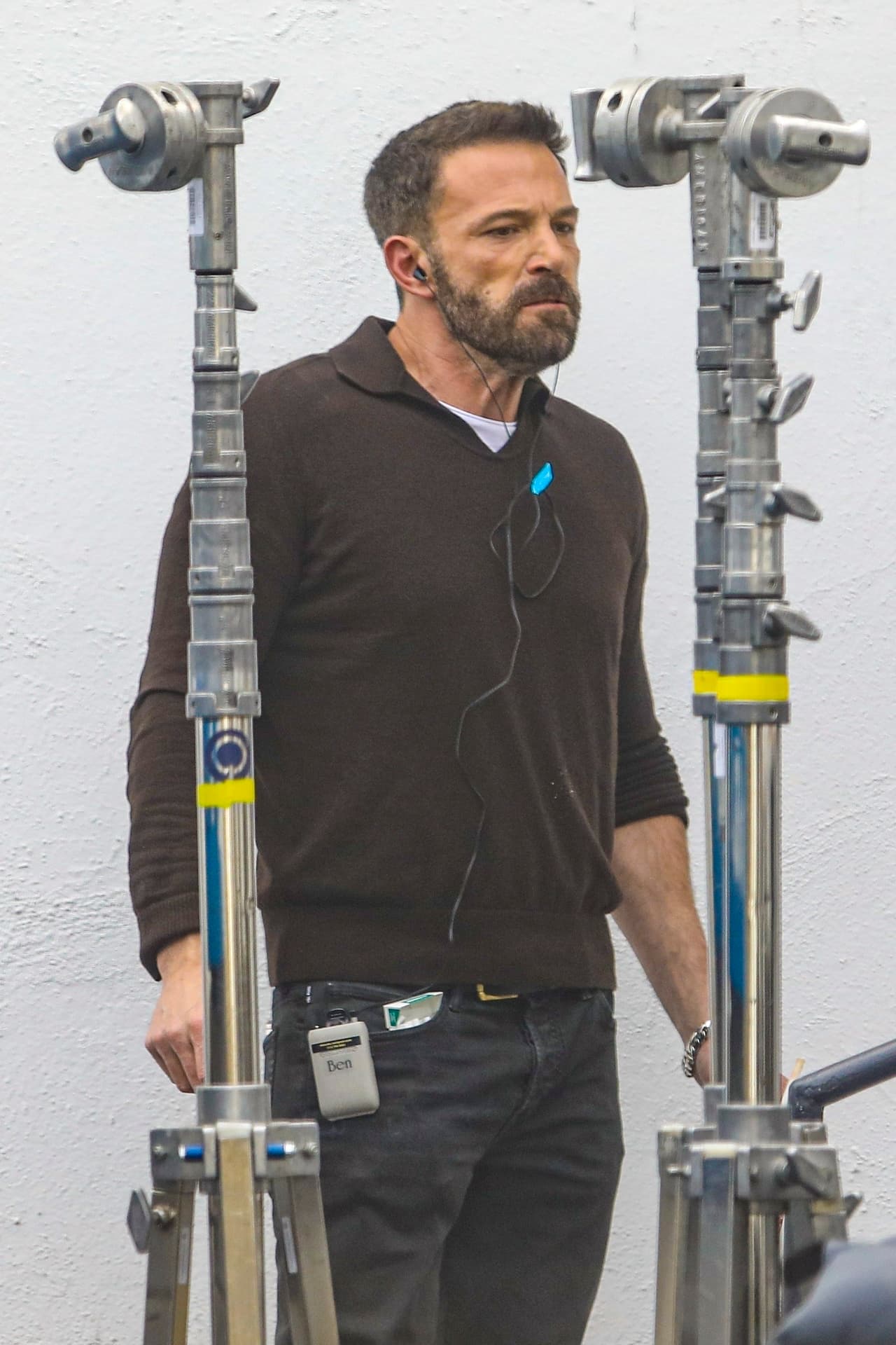 El director y productor fue captado usando un auricular, pero se desconoce si solo estaba escuchando la filmación o 
<b>está involucrado en el proyecto.</b>
<br>