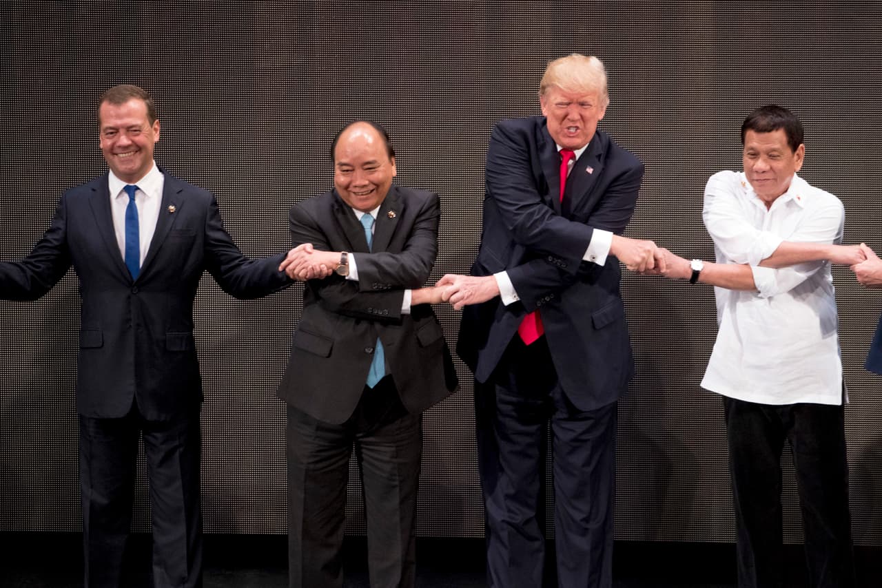<b>El extraño apretón de manos.</b> El presidente Donald Trump participó en el curioso saludo de los asistentes a la cumbre de la ASEAN (Asociación de Naciones del Sudeste Asiático) celebrado en Manila, a donde fue invitado junto a otros mandatarios.
<br>