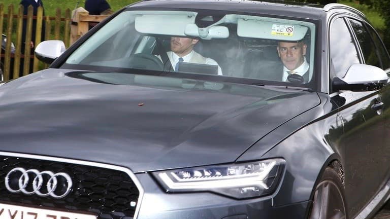 La
<i> station wagon</i> 
<b>Audi RS6 Avant 2017</b> del principe Harry está a la venta. Se trata de una de las camionetas más poderosas y exclusivas disponibles hoy en día. En la imagen, Harry conduce el vehículo (con el volante a la derecha como es el uso en el Reino Unido) con un guardaespaldas en el asiento del pasajero frontal y Meghan Merkle -presumiblemente en la segunda fiila de asientos-, llegan a la ceremonia matrimonial de Pippa Middleton.