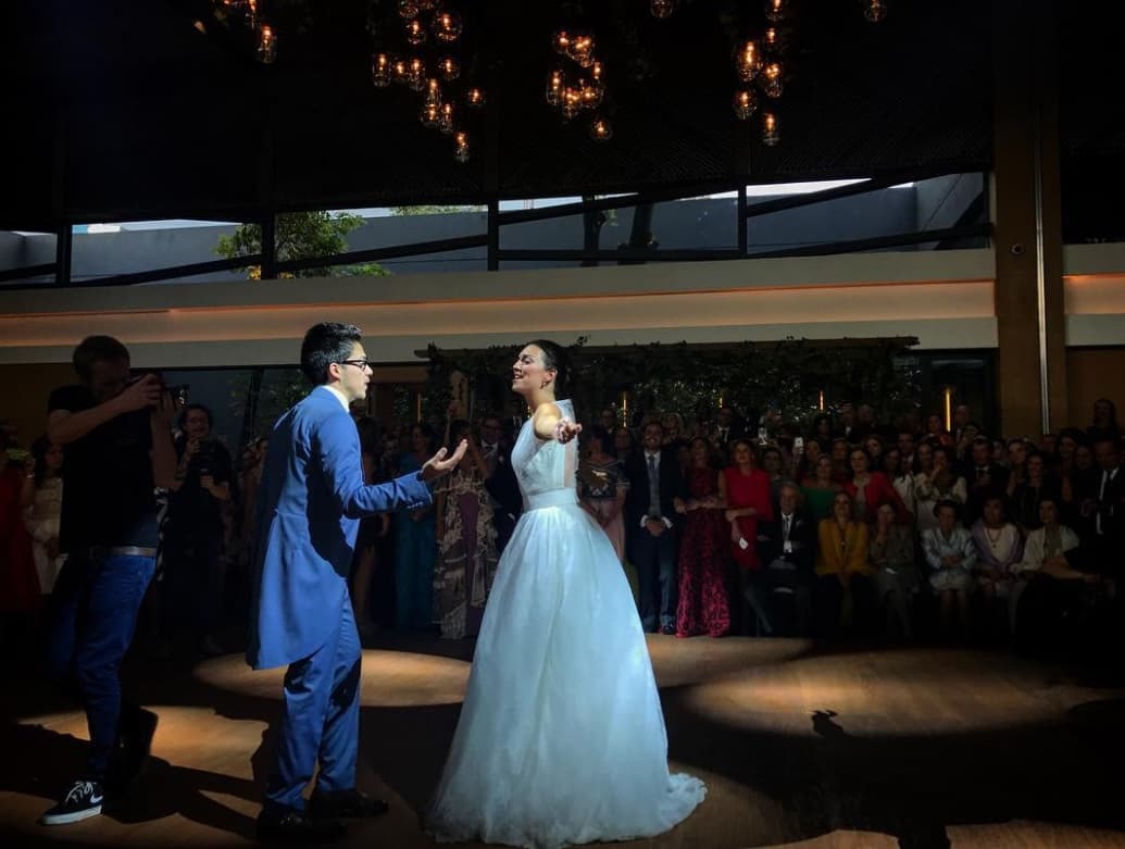 La primera canción de los ahora esposos fue el tema principal de la película ‘Sing Streed’, que lleva por nombre ‘Up’, la cual terminaron por bailar en medio de la pista.