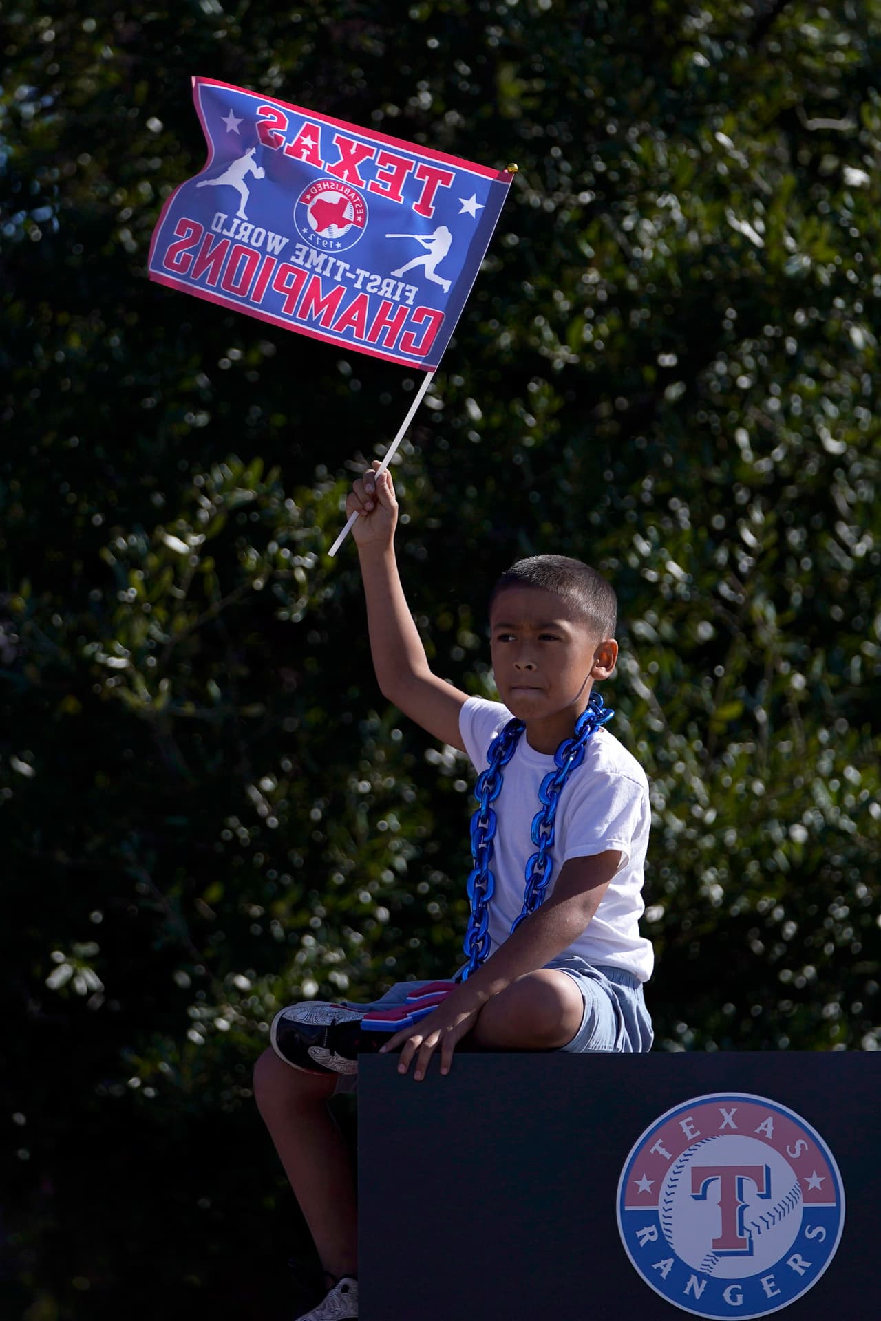Los más que pequeños ya pueden decir que vieron a los Texas Rangers campeones.