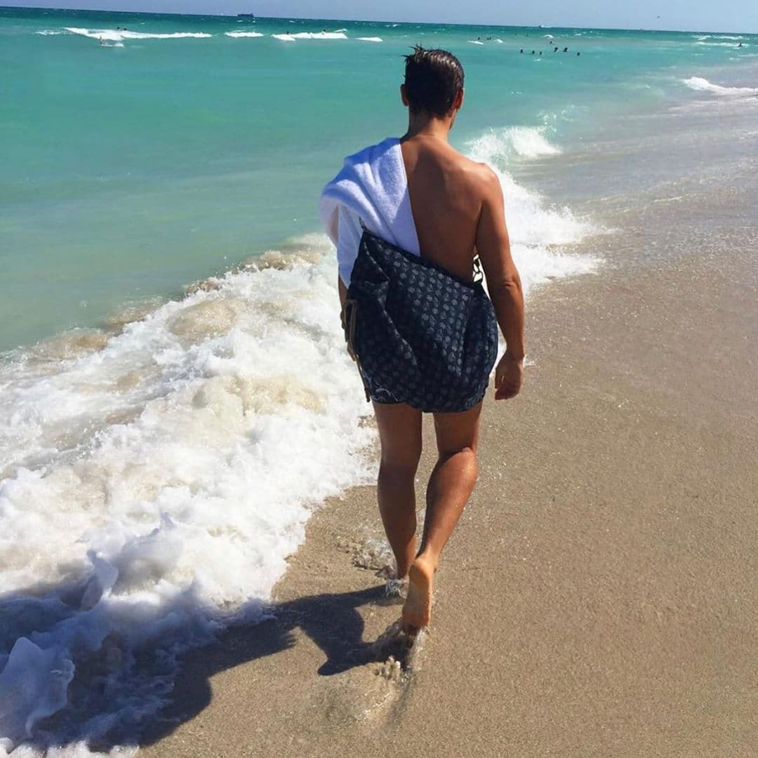 Pero a nuestro experto en moda esta semana le gustó para pasear en la playa, y de una manera que no podía pasar inadvertida.