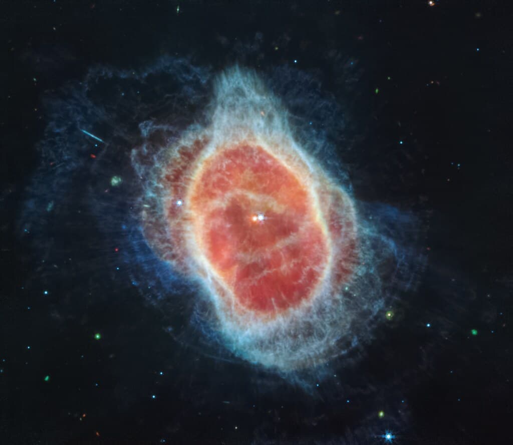En esta foto podemos observar a la 
<b>Nebulosa del Anillo del Sur.</b> Estas nebulosas son las capas de gas y polvo que dejan las estrellas cuando están muriendo.