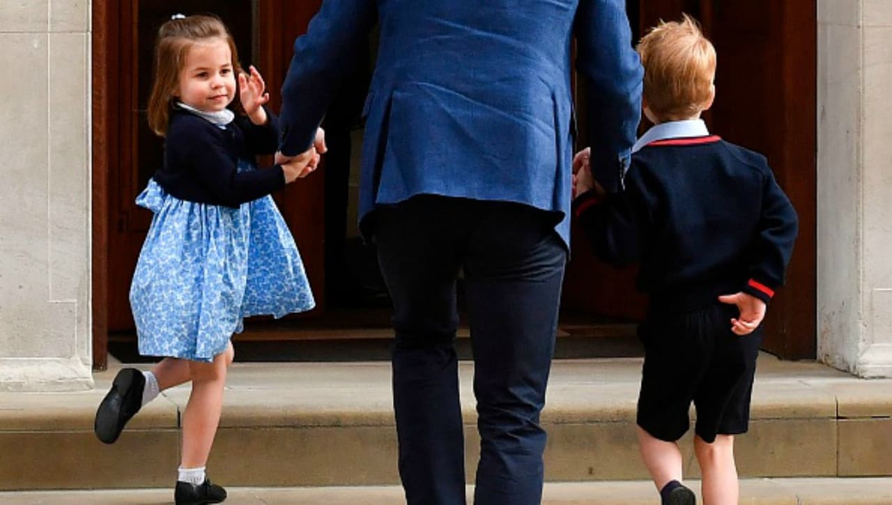 De la mano de su papá, el príncipe William, los príncipes Charlotte y George llegaron al hospital para conocer a su nuevo hermano.